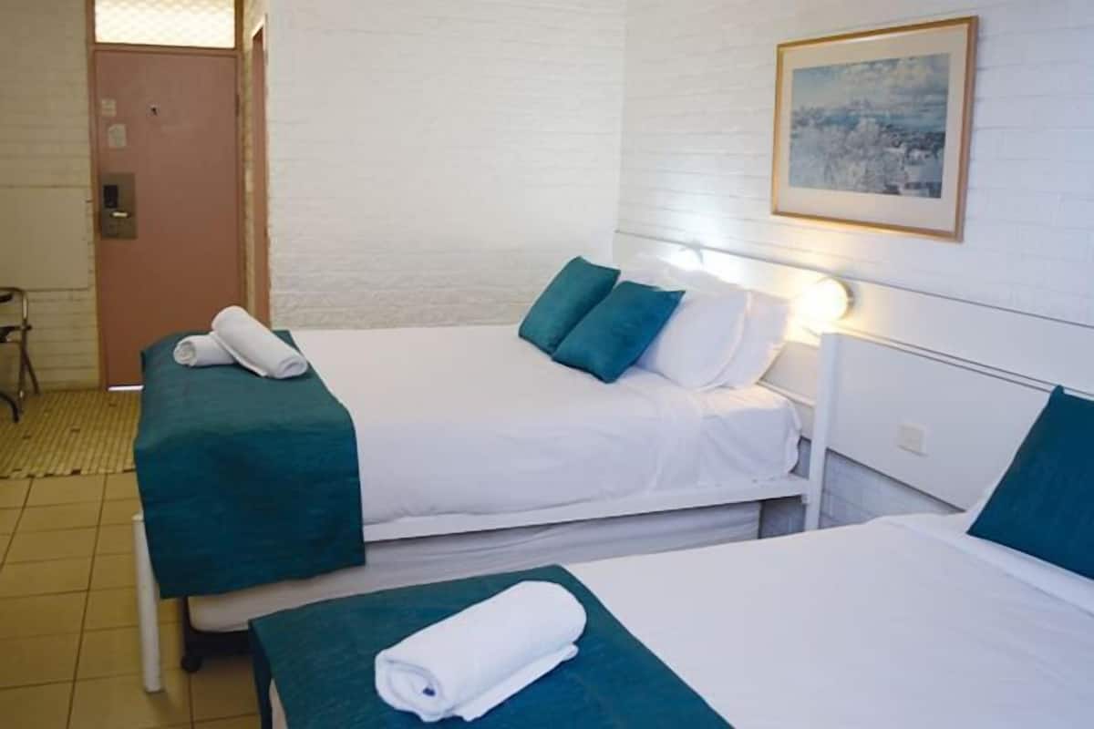 Minibar, desk, soundproofing, iron/ironing board