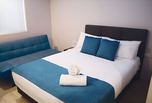 Standardzimmer, 1 Queen-Bett | Minibar, Schreibtisch, schallisolierte Zimmer, Bügeleisen/Bügelbrett