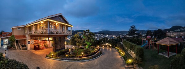 Mặt tiền nơi lưu trú - ban đêm