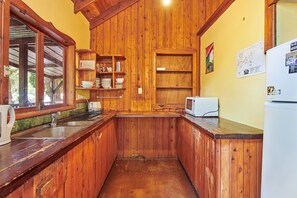 10 Share Female Lakeside Cottage | Room amenity - Arts Factory By Nomads (Byron Bay)