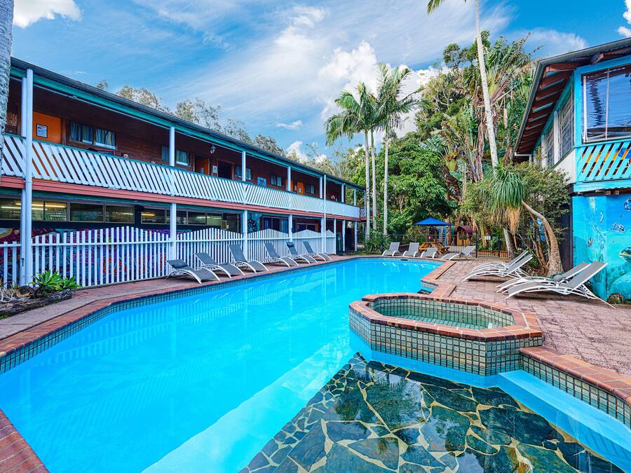 Ulkouima-allas, aurinkotuoleja