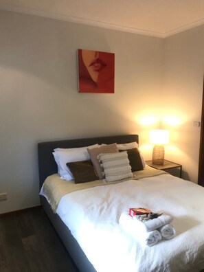 Chambre de base double | Coffre-fort, Wi-Fi (supplément), literie fournie