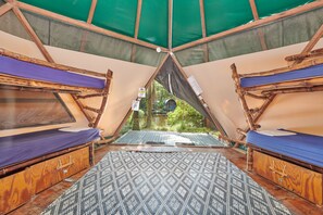 Safe på rommet, wi-fi (mot et tillegg) og sengetøy