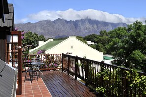 Grand Suite | Egyptian cotton sheets, hypo-allergenic bedding, in-room safe, desk - Gable Manor (Franschhoek)