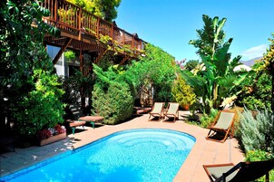 季节性开放的室外游泳池，07:30 至 18:30 开放，池畔遮阳伞，日光浴躺椅