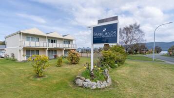 Vista frontal de la propiedad