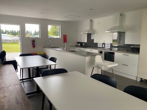 Fridge, microwave, coffee/tea maker - Parklands Motel (Te Anau)