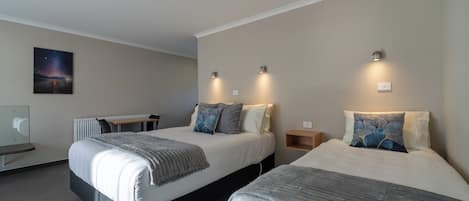 Twin Studio | Desk, soundproofing, free WiFi, bed sheets