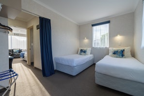 Family Room | Desk, soundproofing, free WiFi, bed sheets