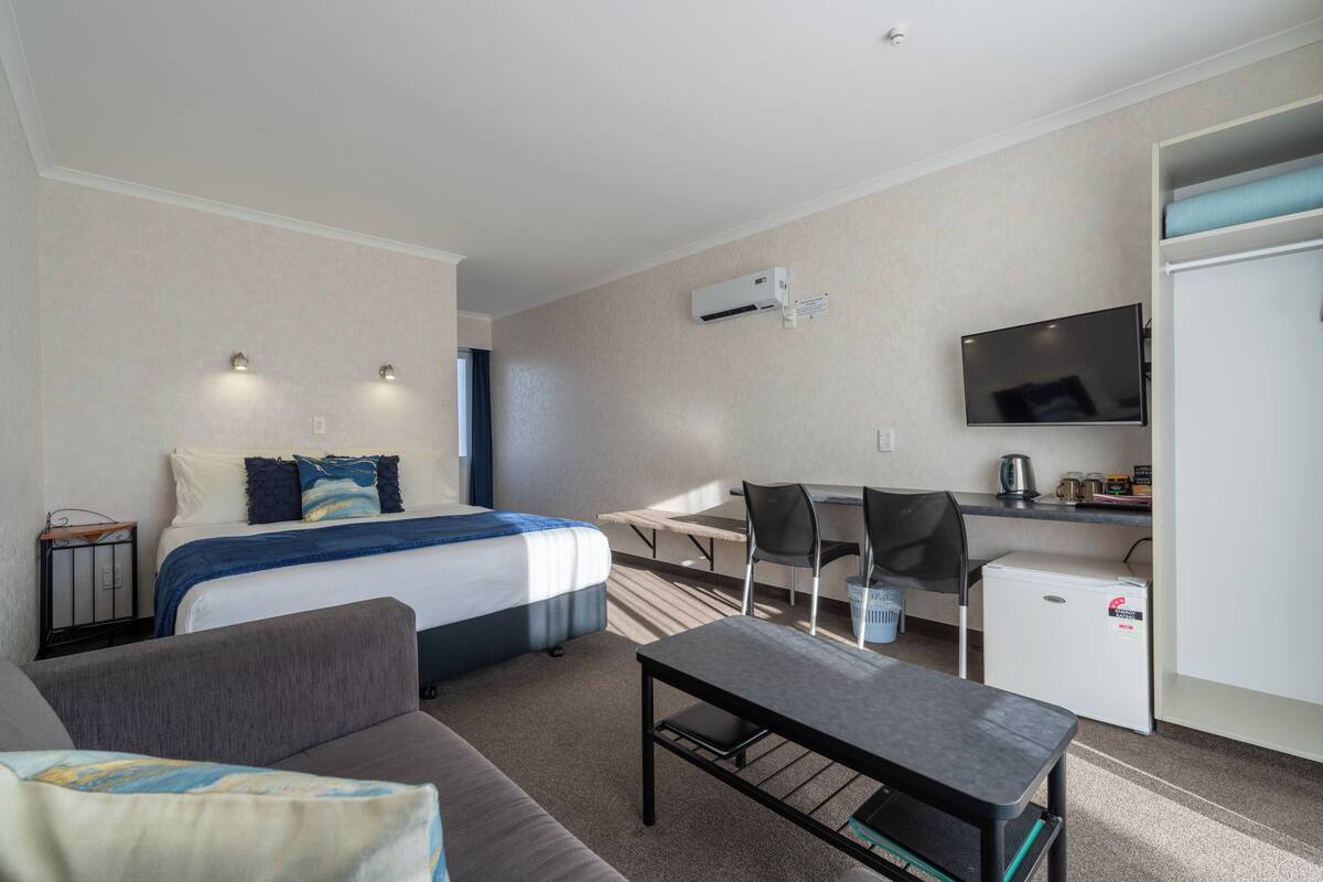 Desk, soundproofing, free WiFi, bed sheets