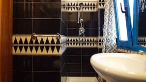 Shower, free toiletries, hair dryer, bidet