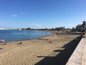 Pantai di sekitar, pasir putih, dan bar pantai