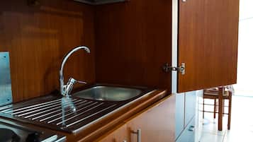 GroĂer KĂŒhlschrank, Kochgeschirr/Geschirr/Besteck