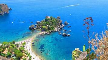 In StrandnĂ€he, weiĂer Sandstrand, Strandbar