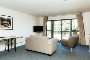 Studio Mid Floor | Área de sala de estar | Televisión de pantalla plana de 45 pulgadas con canales digitales 