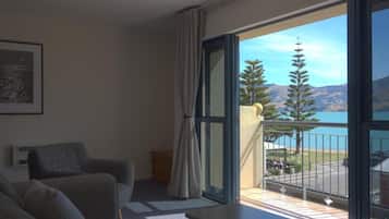 Studio Top Floor | Blackout curtains, soundproofing, iron/ironing board, free WiFi