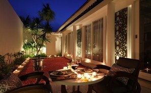 Breakfast, lunch and dinner served