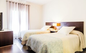 Quarto duplo superior | Escrivaninha, cortinas blackout, ferros/tábuas de passar roupa