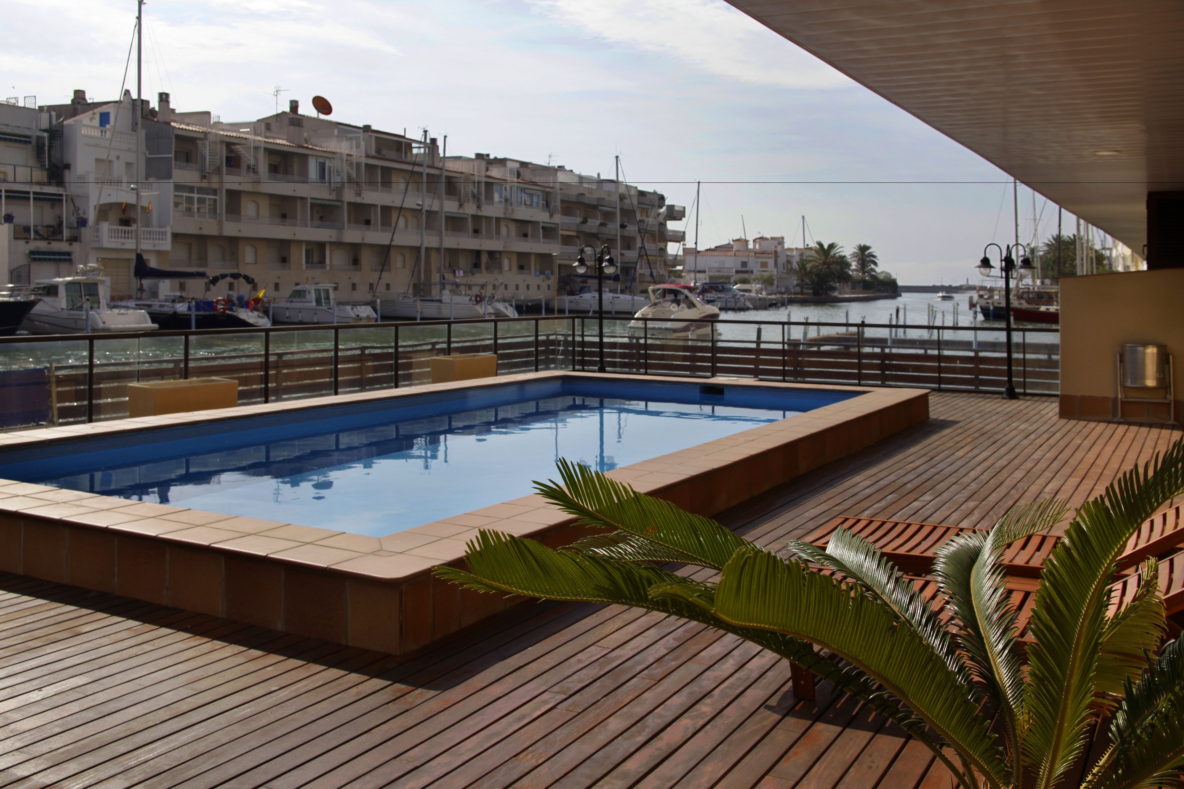 حمّام سباحة خارجي موسمي، مفتوح من 10 صباحاً إلى 7 مساءً، مقاعد للتشمس