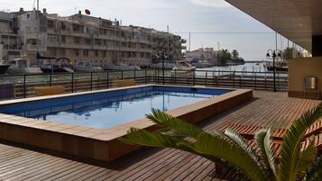 Piscina a l'aire lliure de temporada (horari: 10:00-19:00) i gandules