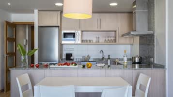 Appartement | Privékeuken | Een koelkast, een magnetron, een kookplaat, een vaatwasser