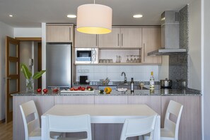 Apartamento, 2 Habitaciones - 6 personas | Cocina privada | Frigorífico, microondas, placa de cocina y lavavajillas