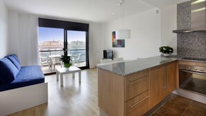Eine moderne Küche mit Einbauofen, Holzschränken und einer Arbeitsplatte aus Granit.