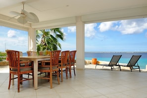 Apartment, 2 Bedroom Deluxe Ocean Front | Hiên