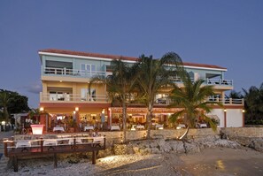 Fachada del alojamiento - Noche