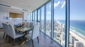 Een moderne keuken met een ruime eethoek en een panoramisch uitzicht op de oceaan.