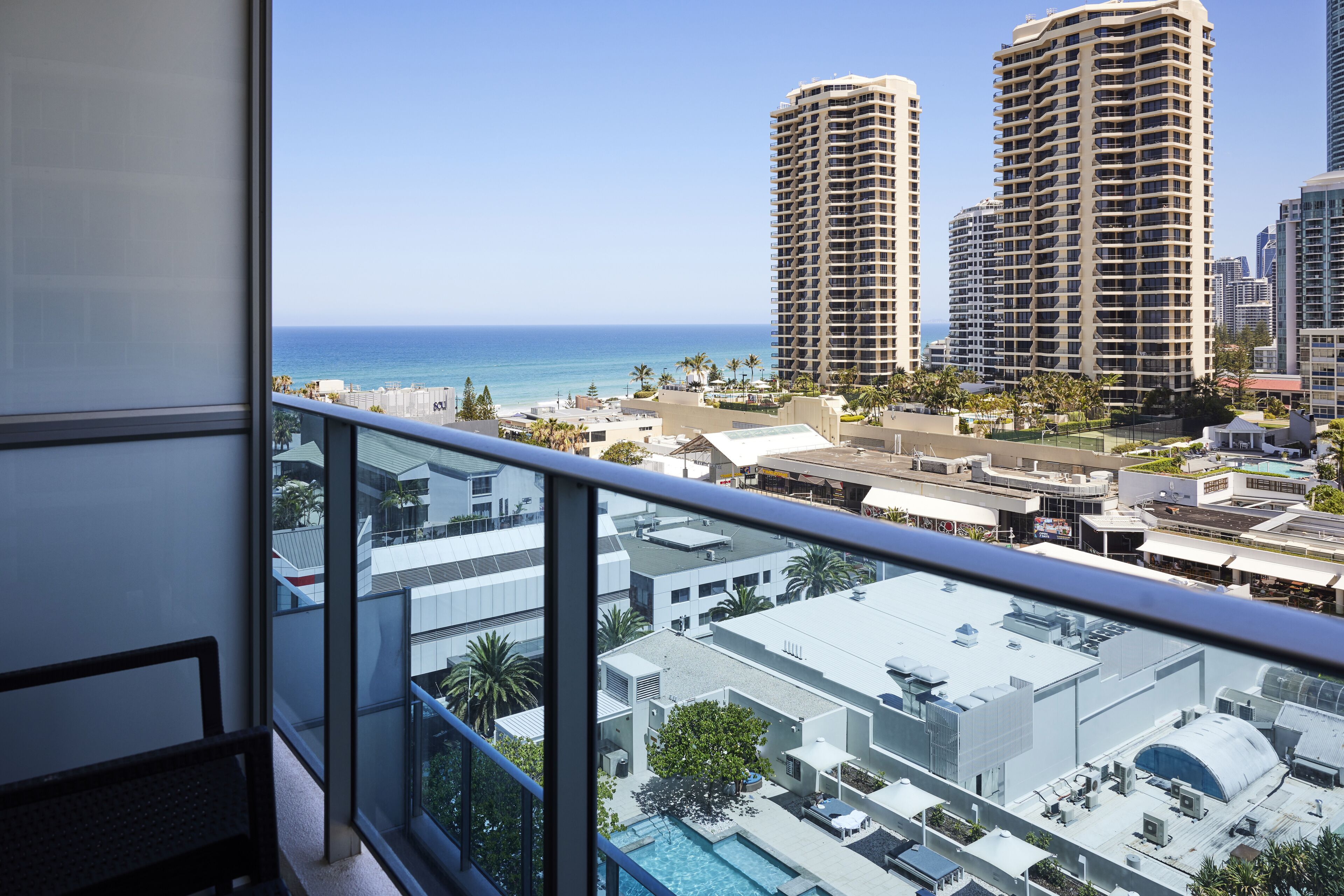 Un hotel moderno con vistas al océano y otros edificios.