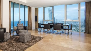 Ático, 4 habitaciones | Zona de estar | Televisión LCD de 55 pulgadas con canales digitales, una televisión