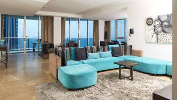 Loftsleilighet, 4 soverom | Oppholdsområde | En 55-tommers LCD-TV med digitale kanaler samt TV og Netflix