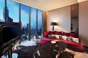 Minibar con artículos gratuitos y caja de seguridad en la habitación 