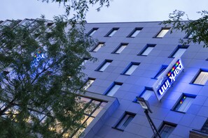 Façana frontal de l'allotjament (vespre/nit)