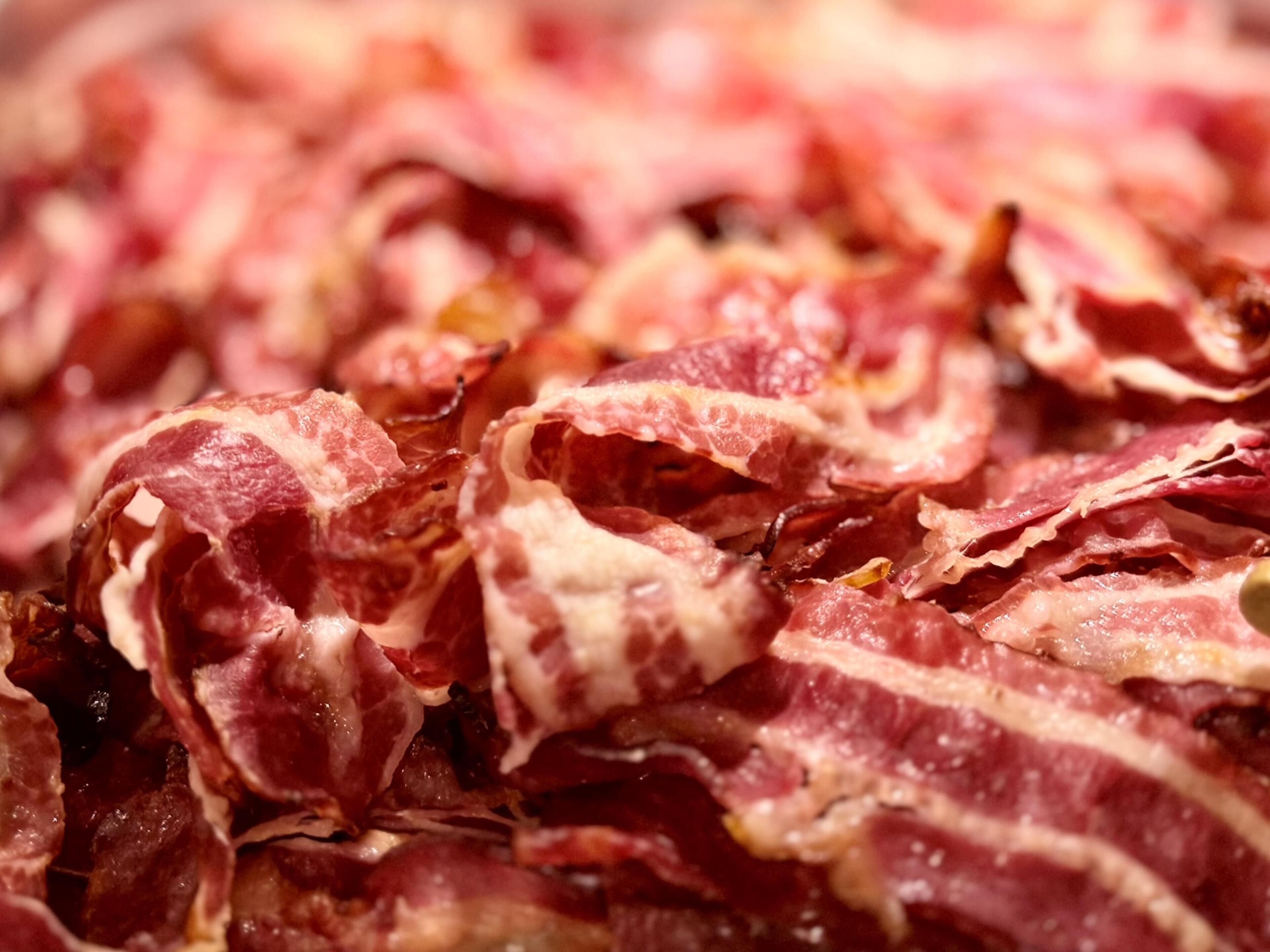 Primer plano de tiras de tocino.