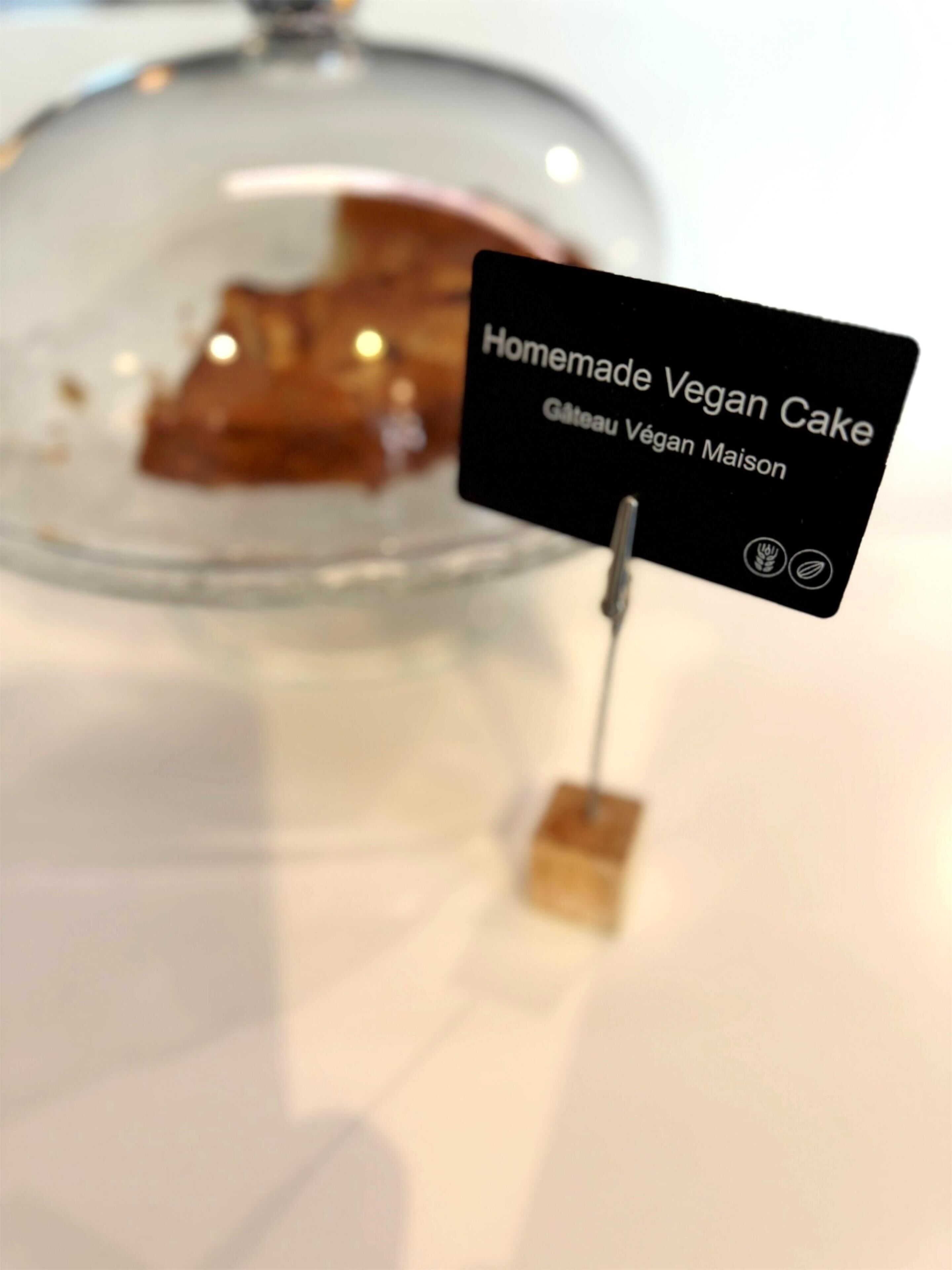 A sign indicating a homemade vegan cake.