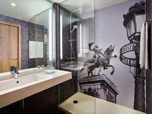 Standaard kamer | Badkamer | Een douche, een haardroger, handdoeken
