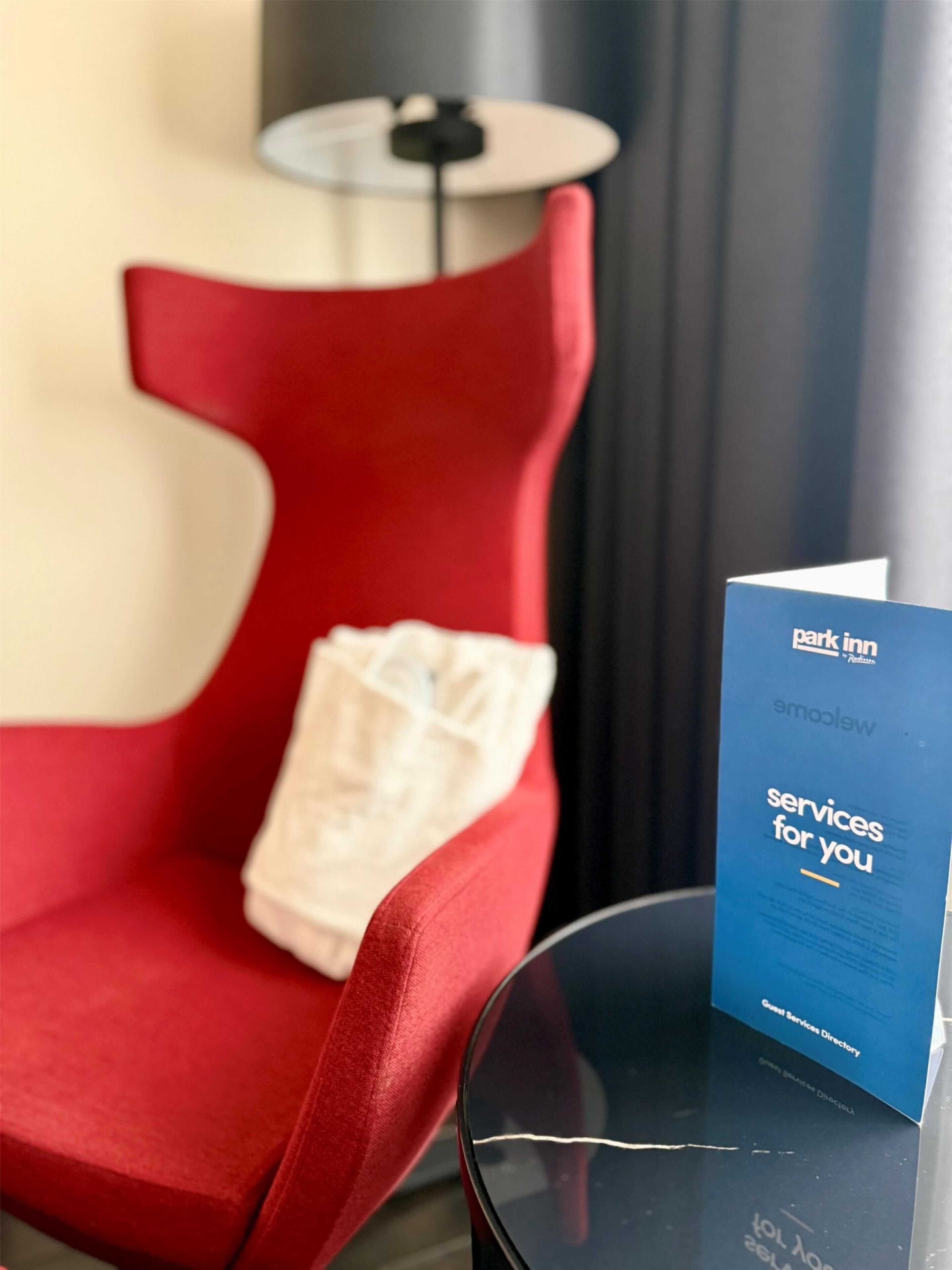 Superior kamer | Hypoallergeen beddengoed, een kluis op de kamer, een bureau