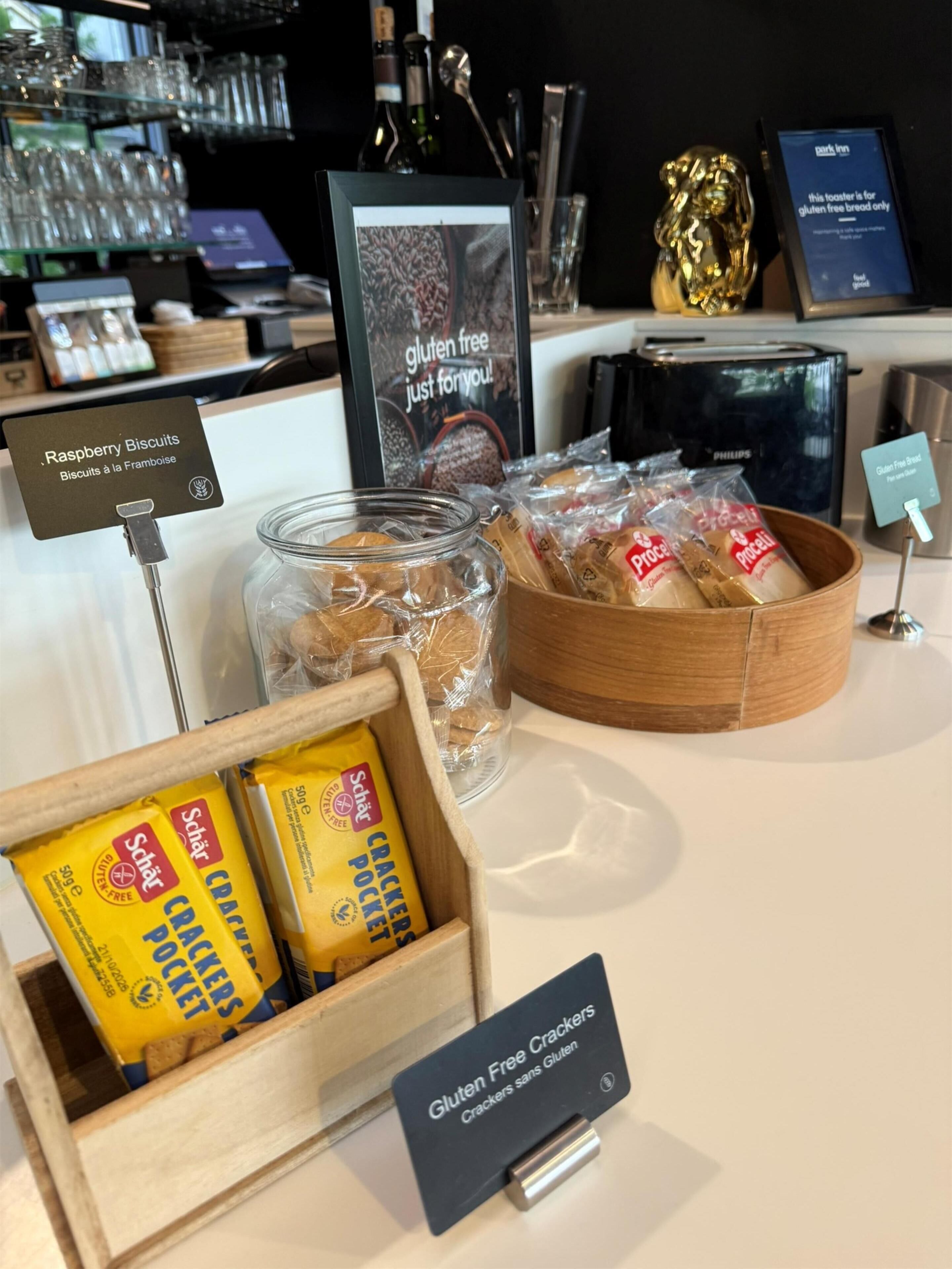 Presentación de aperitivos sin gluten, con galletas y bizcochos, y etiquetado claro para opciones sin gluten.