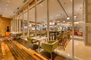 朝食、ランチ、ディナーに営業