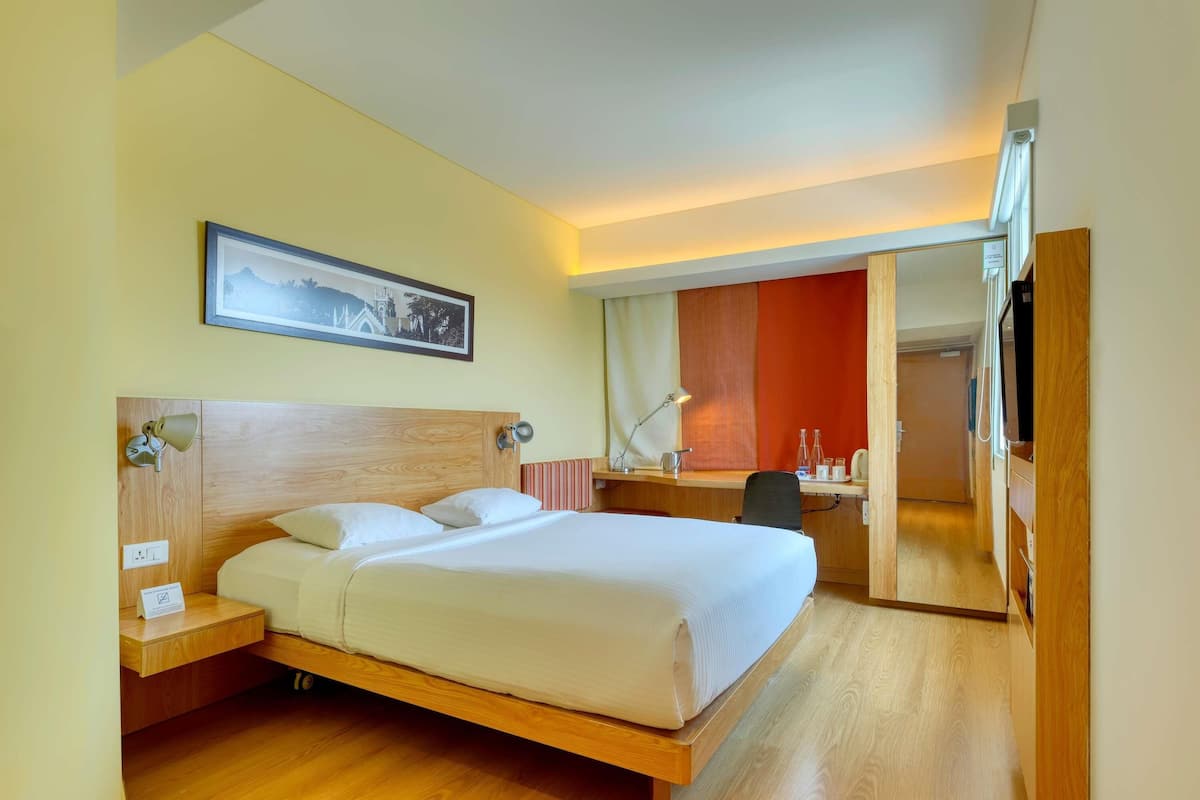 Standard Room, 1 Queen Bed | Premium bedding, minibar, in-room safe, desk
