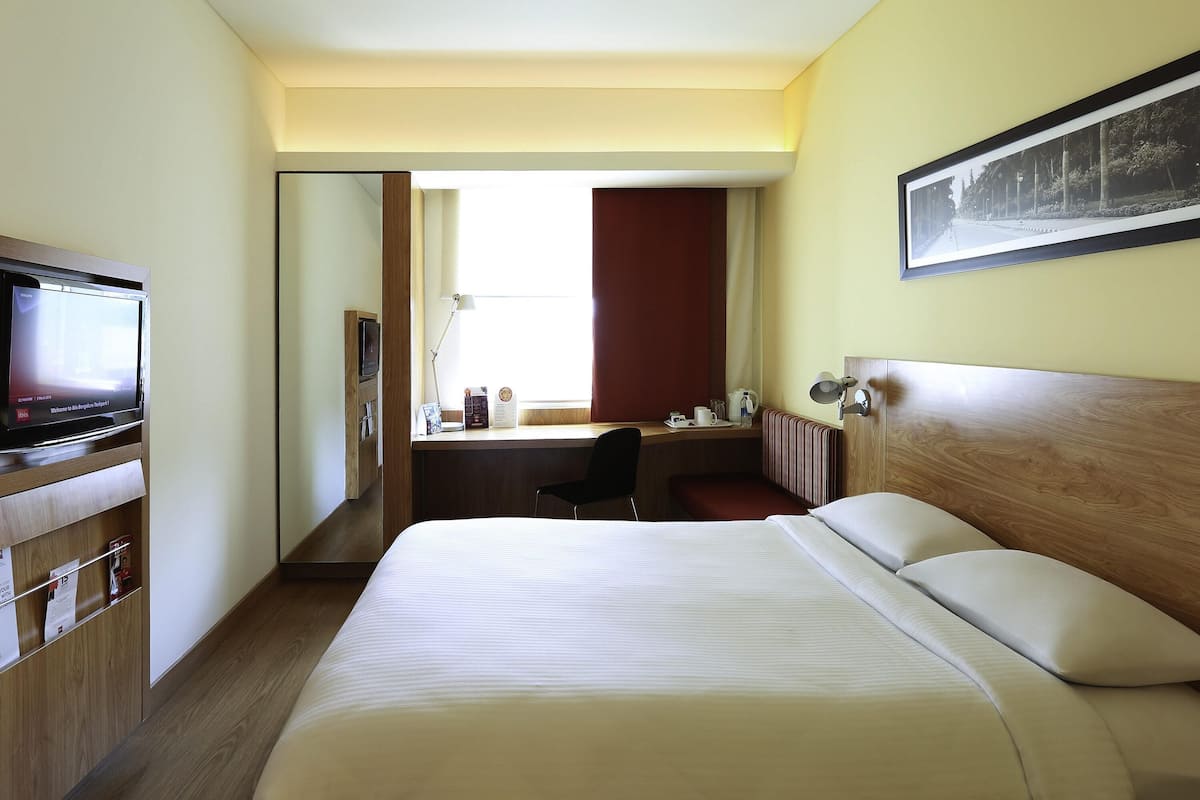 Standard Queen Room