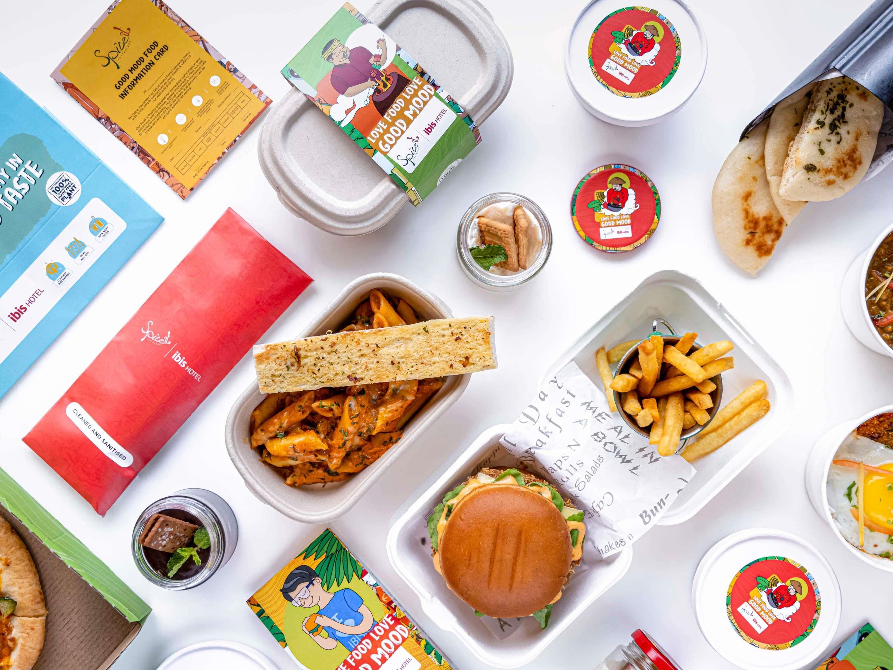On y trouve une variété d’aliments, notamment des pâtes, des sandwichs et des frites, ce qui laisse supposer qu’il s’agit d’un espace dédié à la restauration.