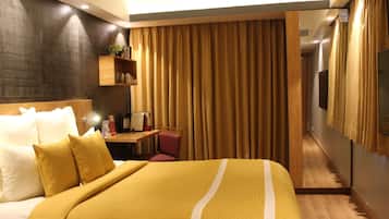 Premier Room, 1 Queen Bed (Extra benefits) | Premium bedding, minibar, in-room safe, desk