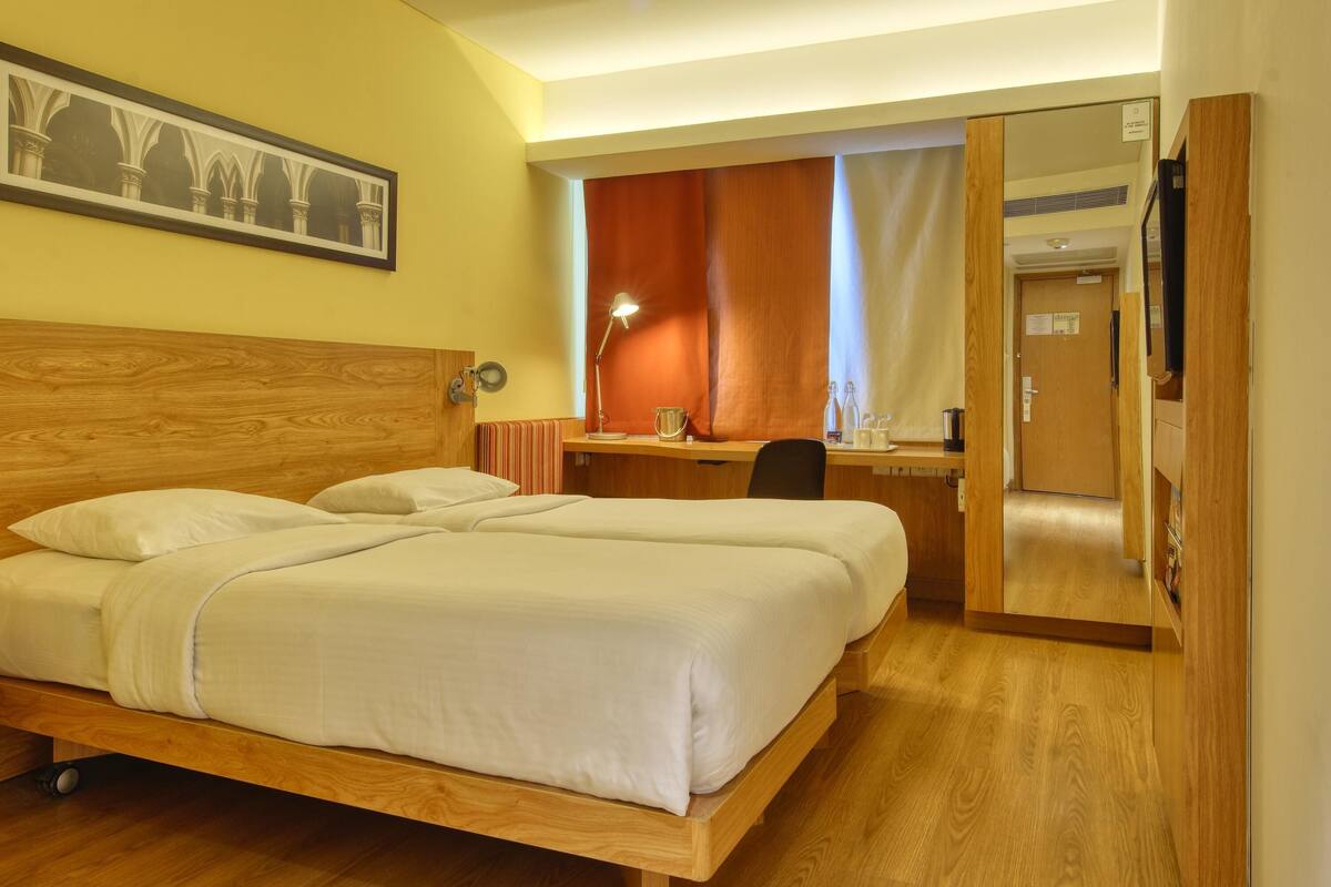 Standard Twin Room | Premium bedding, minibar, in-room safe, desk
