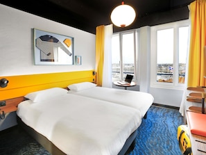 Desk, soundproofing, free WiFi, bed sheets