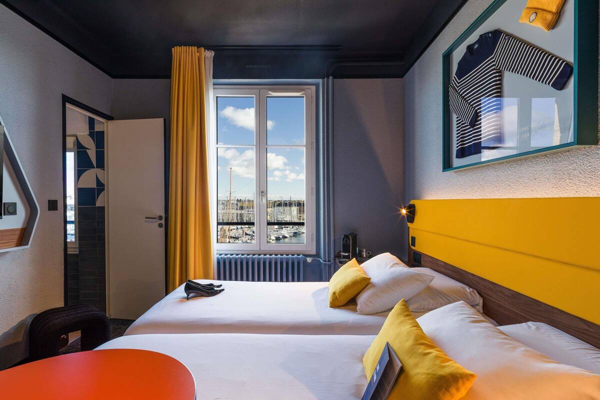 Comfort Room, 2 Single Beds, Sea View | Desk, soundproofing, free WiFi, bed sheets