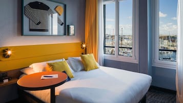 Escritorio, sistema de insonorización, wifi gratis y ropa de cama