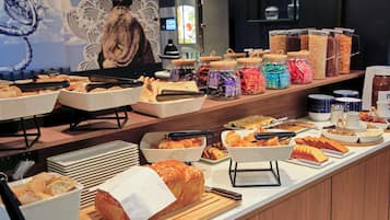 Un bufé con diversos alimentos y salsas.